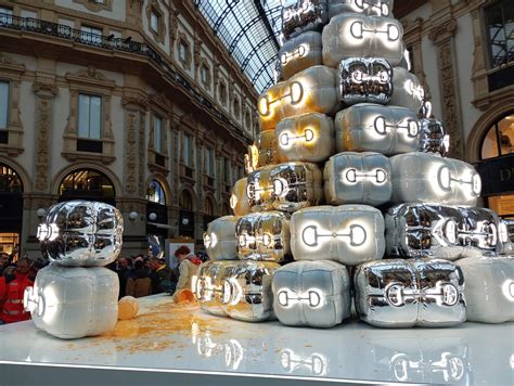 albero gucci|Milano, ecoattivisti imbrattano albero di Gucci in Galleria.